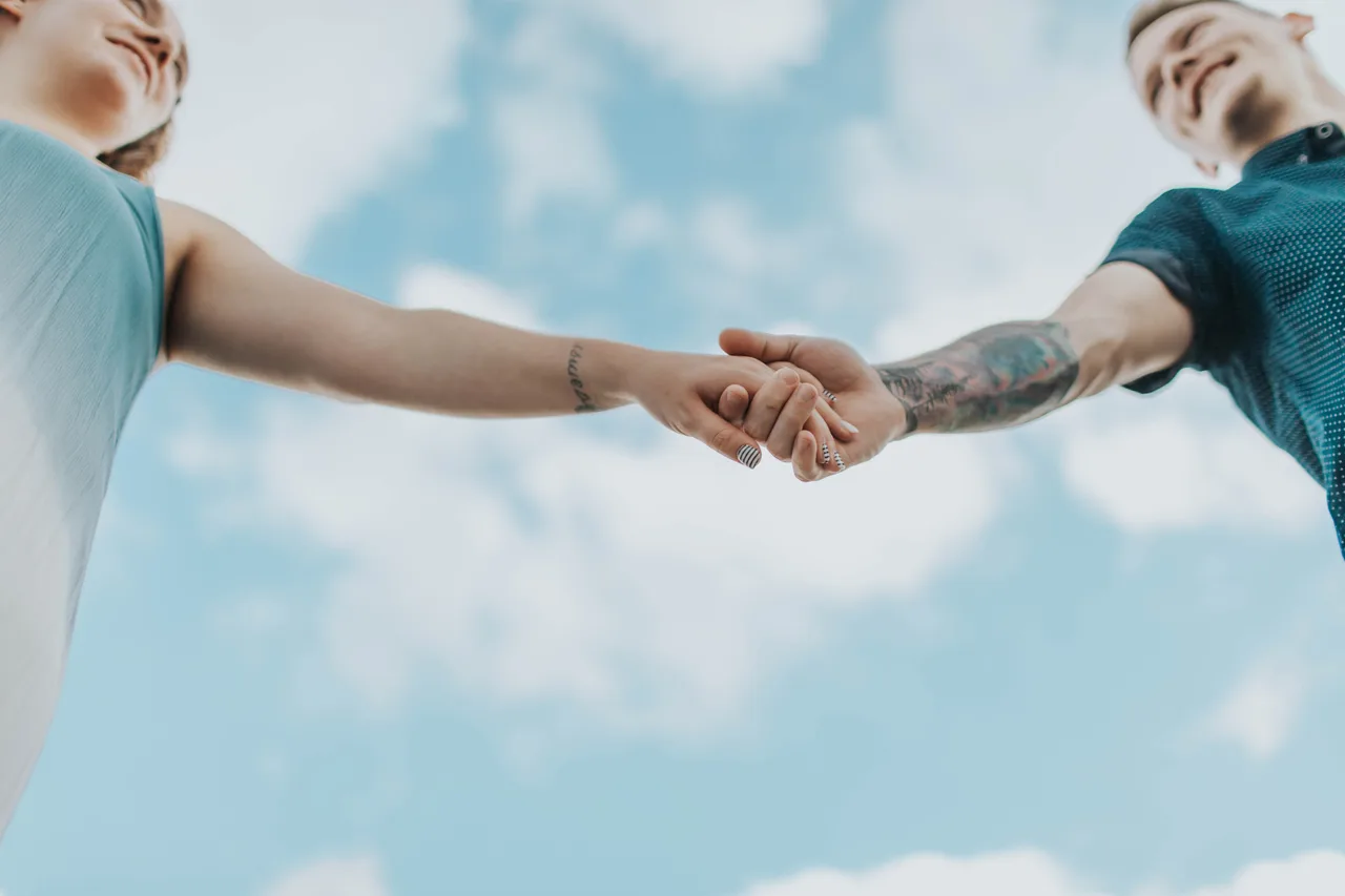 hiệu ứng cánh bướm khi yêu nắm tay giữa bầu trời