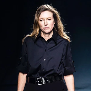 Clare Waight Keller: Từ xa xỉ đến những hạt mầm lặng lẽ