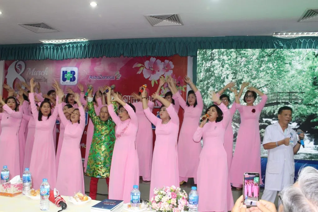 các bênh nhân ung thư vú đang giao lưu cùng bác sĩ