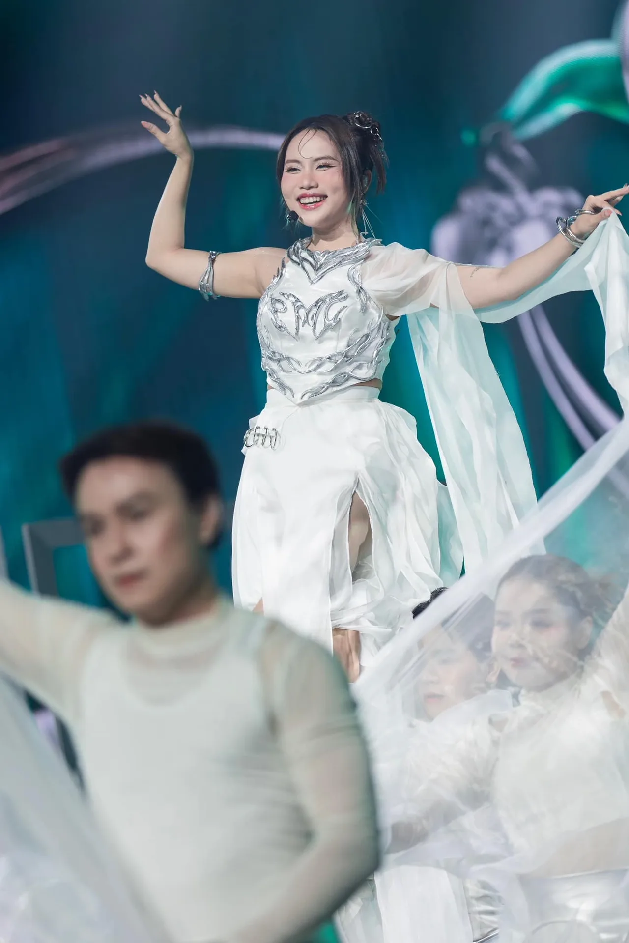 thời trang Phương Mỹ Chi sân khấu cầm kỳ thi hoạ