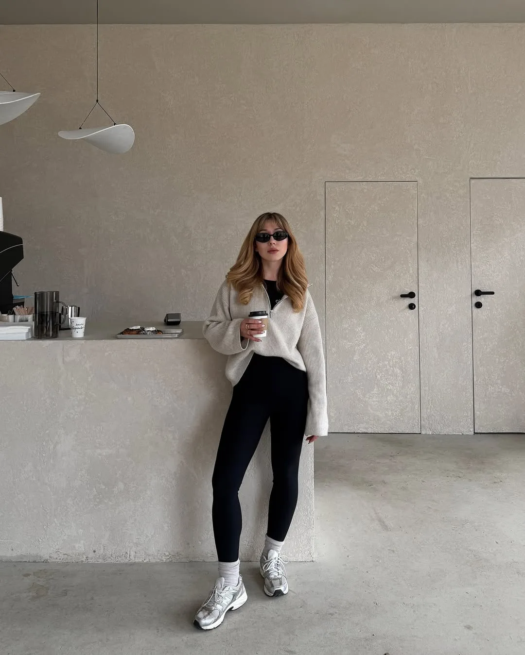 Sự tương phản hoàn hảo giữa chiếc áo sweater dáng rộng mềm mại và quần legging ôm mang lại cảm giác thoải mái cho ngày làm việc bận rộn.