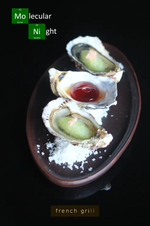 Hàu sống cùng salad dưa chuột và gừng muối. Lần này, cocktail đã được phủ một lớp màng mỏng đặt lên vỏ hàu, được xúc bằng thìa. Món cocktail sẽ tan ngay khi đưa vào miệng.