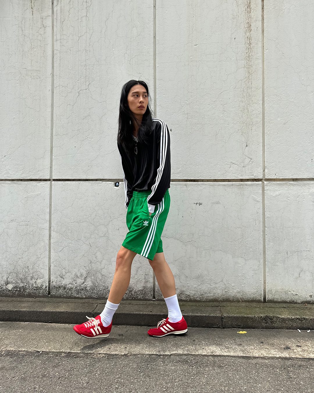 bản phối cùng sneaker đỏ
