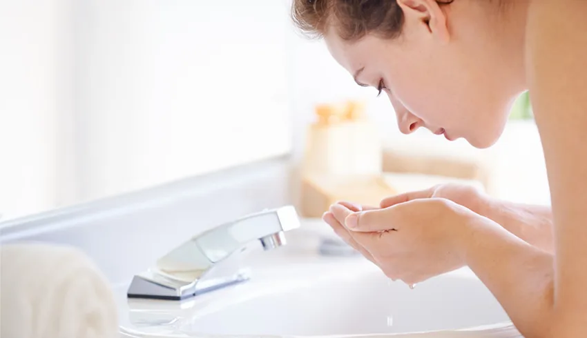 Làm sạch da kỹ lưỡng sau khi đeo khẩu trang Làm sạch da kỹ lưỡng sau khi đeo khẩu trang