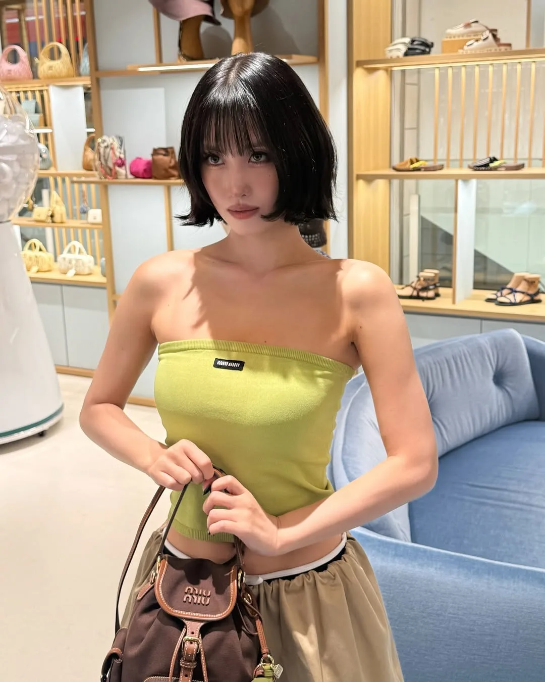 momo diện áo xanh lá