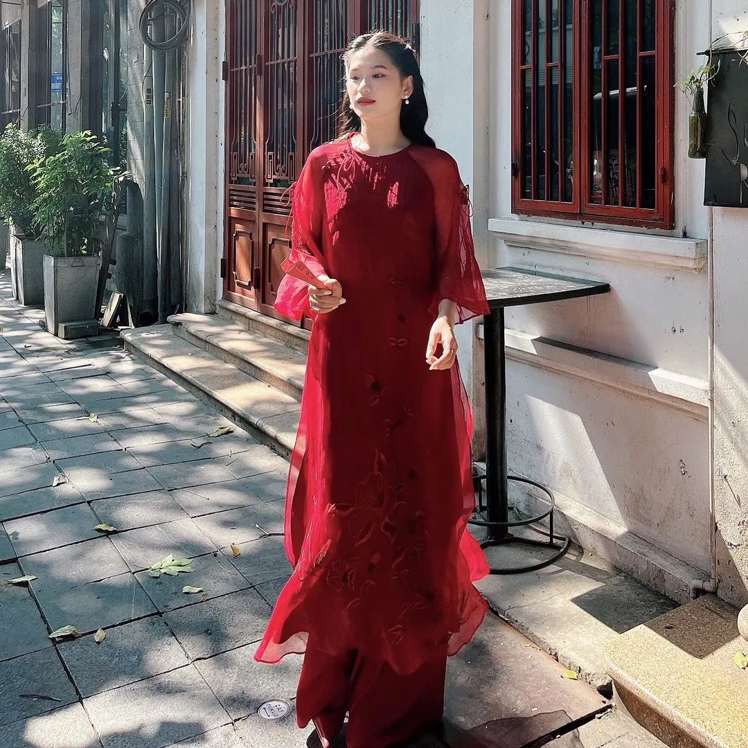 áo dài màu đỏ ngày tết