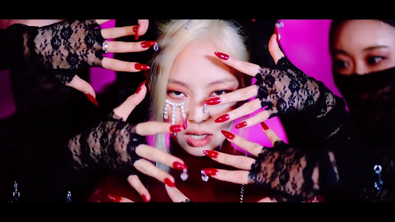 jennie kim blackpink phụ kiện trang sức trang điểm mv how you like that
