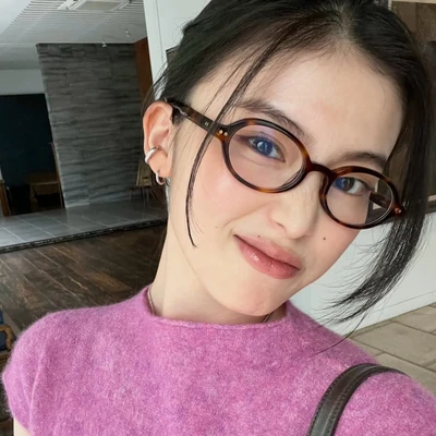 cô gái đeo mắt kính
