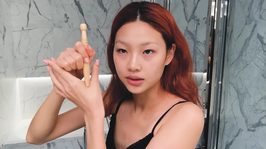 Sao nữ Squid Game Jung HoYeon chăm sóc da. Sao nữ Squid Game Jung HoYeon chăm sóc da.