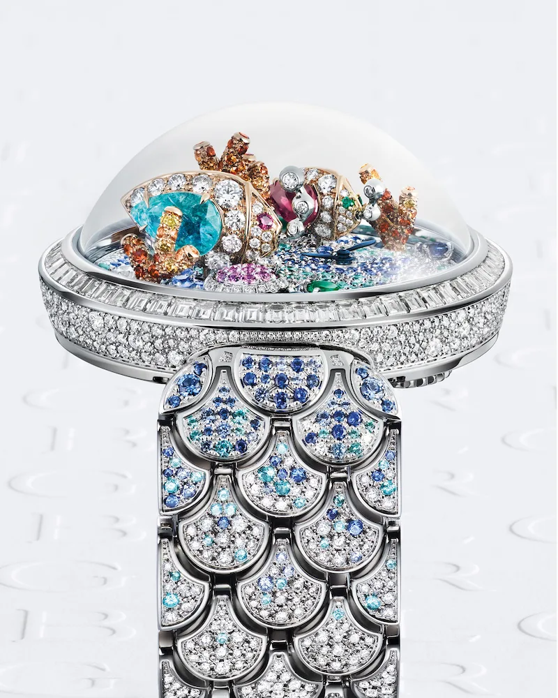 Mặt đồng hồ Notte Stellata Divas’ Dream với trung tâm là đĩa opal đen tạo chiều sâu huyền ảo.