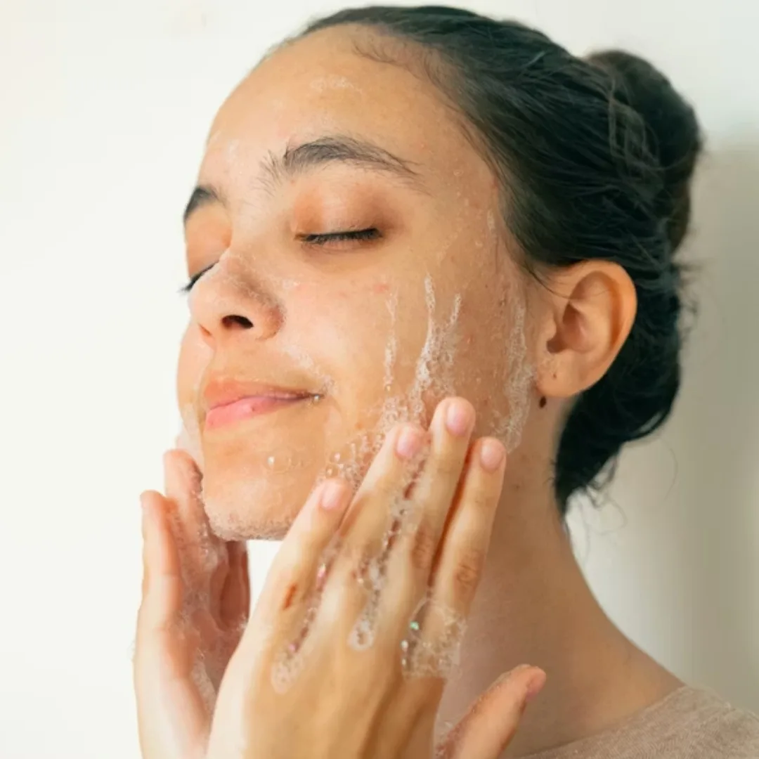 Những làn da dầu mụn cần rửa mặt đều đặn