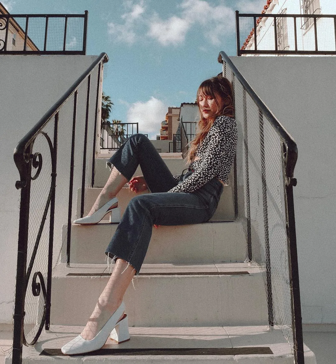 ashley bestdressed mặc quần ống loe phong cách thời trang y2k