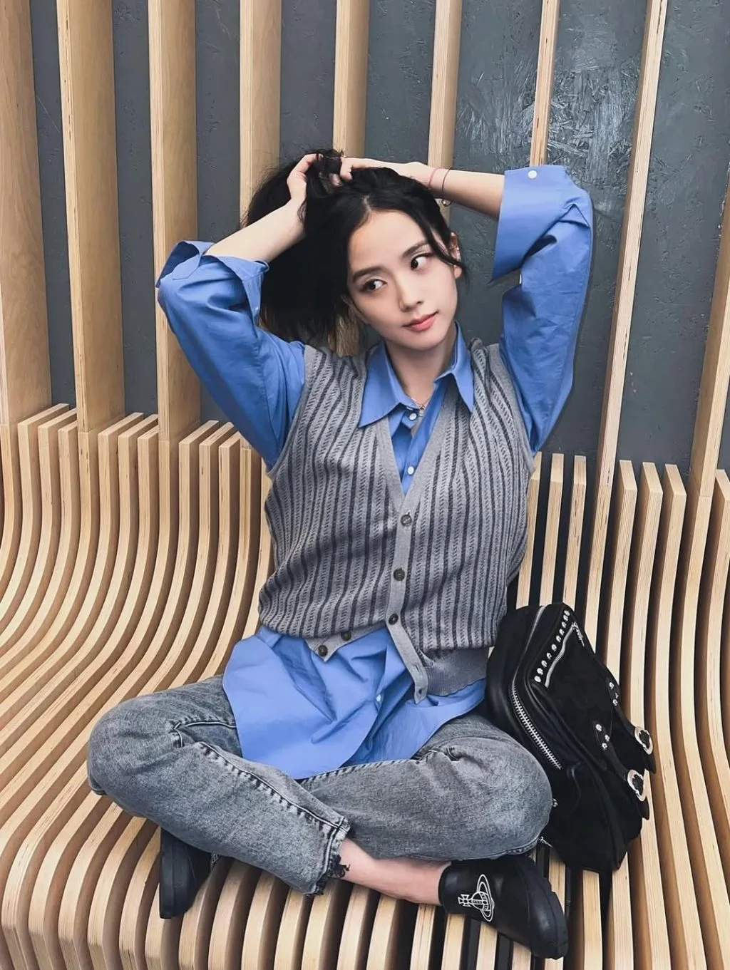 Balo mini da bóng khéo léo hoàn thiện outfit monochrome tinh tế