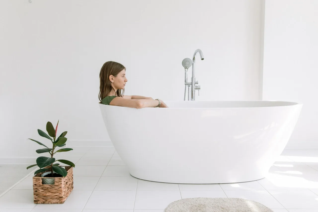 Tắm dưới làn nước nóng luôn được xem là phương pháp hữu hiệu nhất để thư giãn. sức khoẻ - phụ nữ trẻ ngâm mình trong bồn tắm