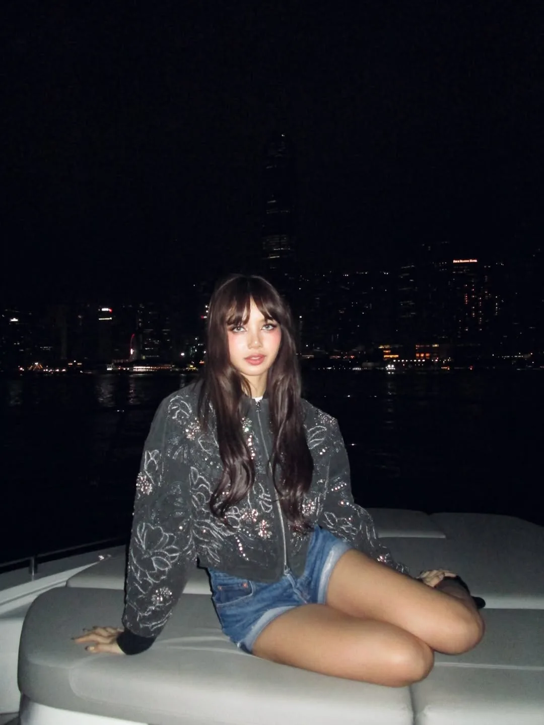 Lisa mặc áo khoác thuộc Kith Woman Spring 2026