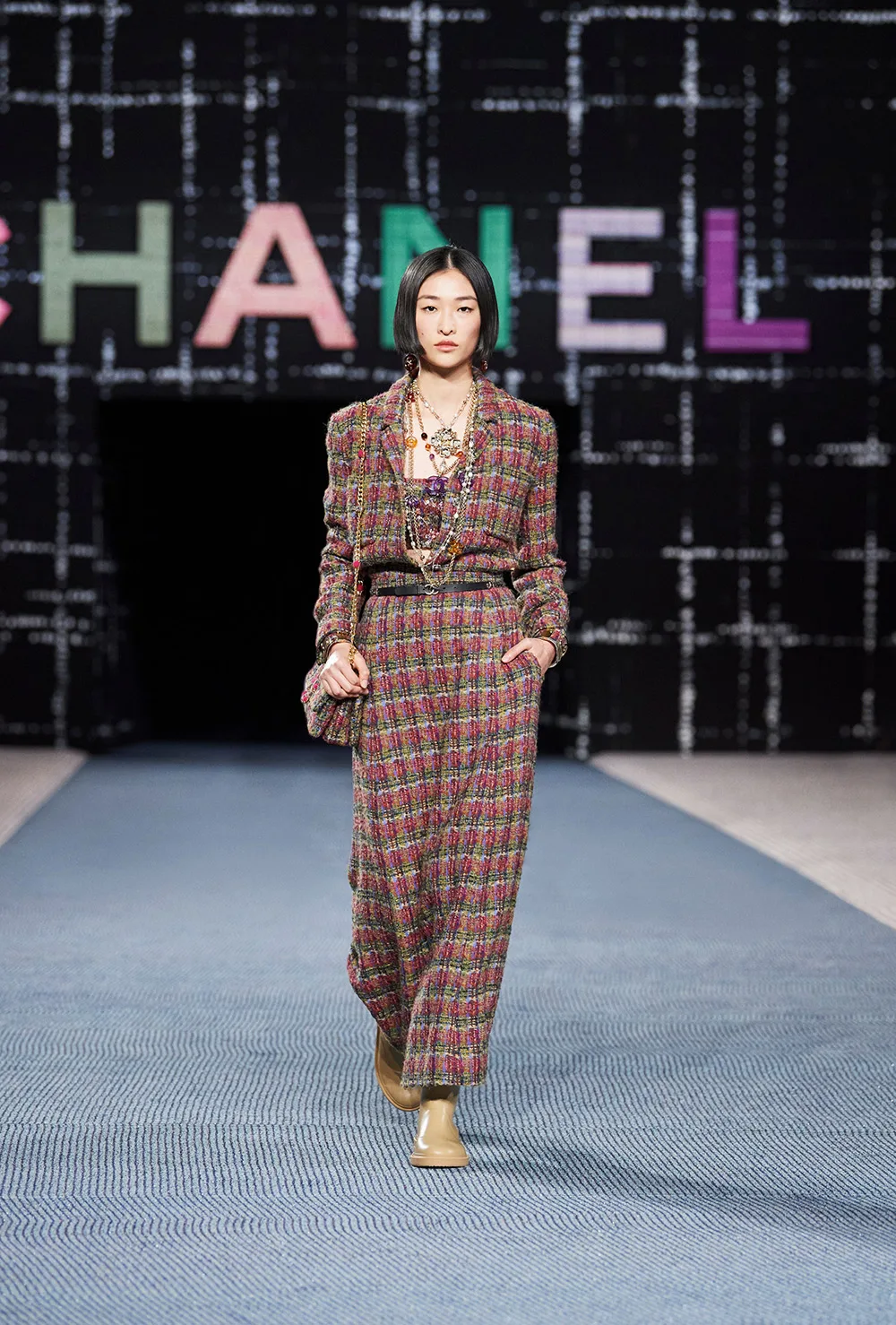 Kiểu tóc Bob Sasson cổ điển xuất hiện tại Chanel Ready-to-Wear mùa Thu Đông 2022. Kiểu tóc Bob Sasson cổ điển xuất hiện tại Chanel Ready-to-Wear mùa Thu Đông 2022.
