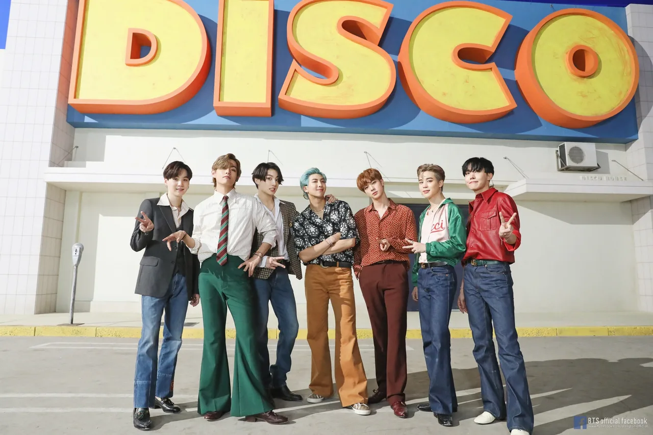 trang phục phong cách retro trong mv dynamite bts