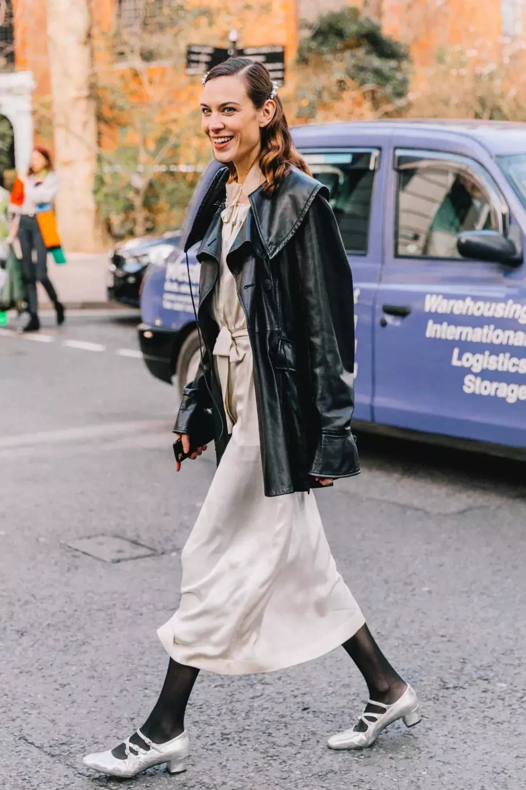 alexa chung đi giày mary jane ánh bạc