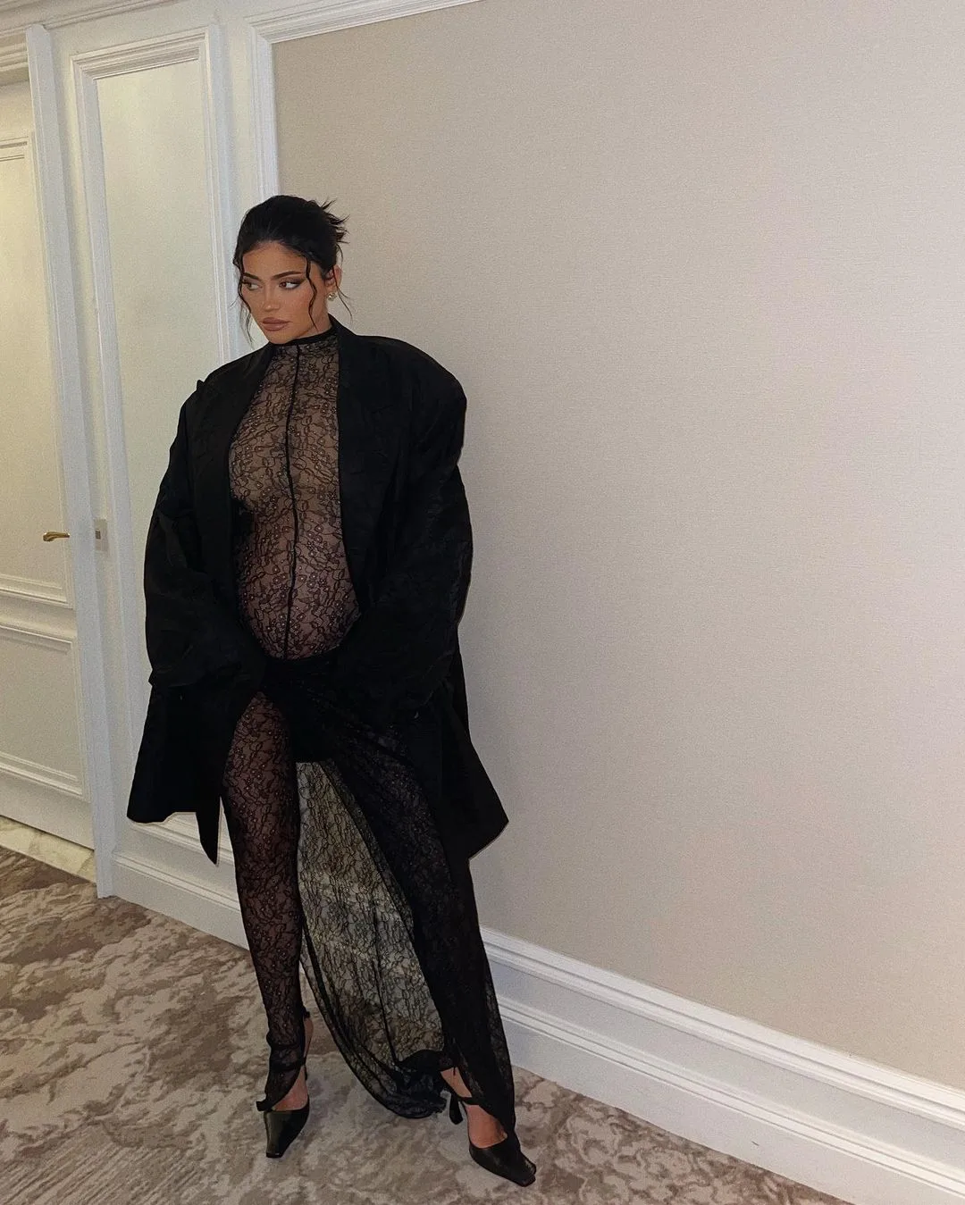 catsuit màu đen Kylie Jenner