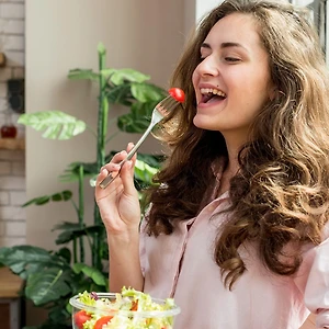 Cô gái ăn salad có chứa tinh bột giúp giảm cân