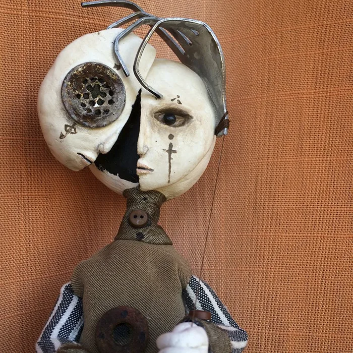 Hình ảnh các tác phẩm có phần u ám và creepy của cậu bé với những ý nghĩ rất riêng