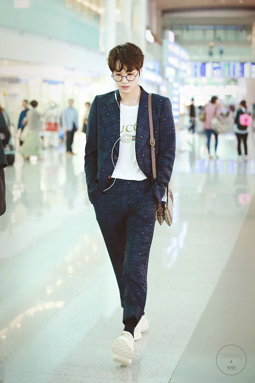 kai mặc suit và áo thun trắng