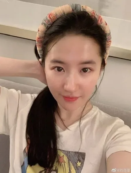 Lưu Diệc Phi ngâm nước để rửa mặt