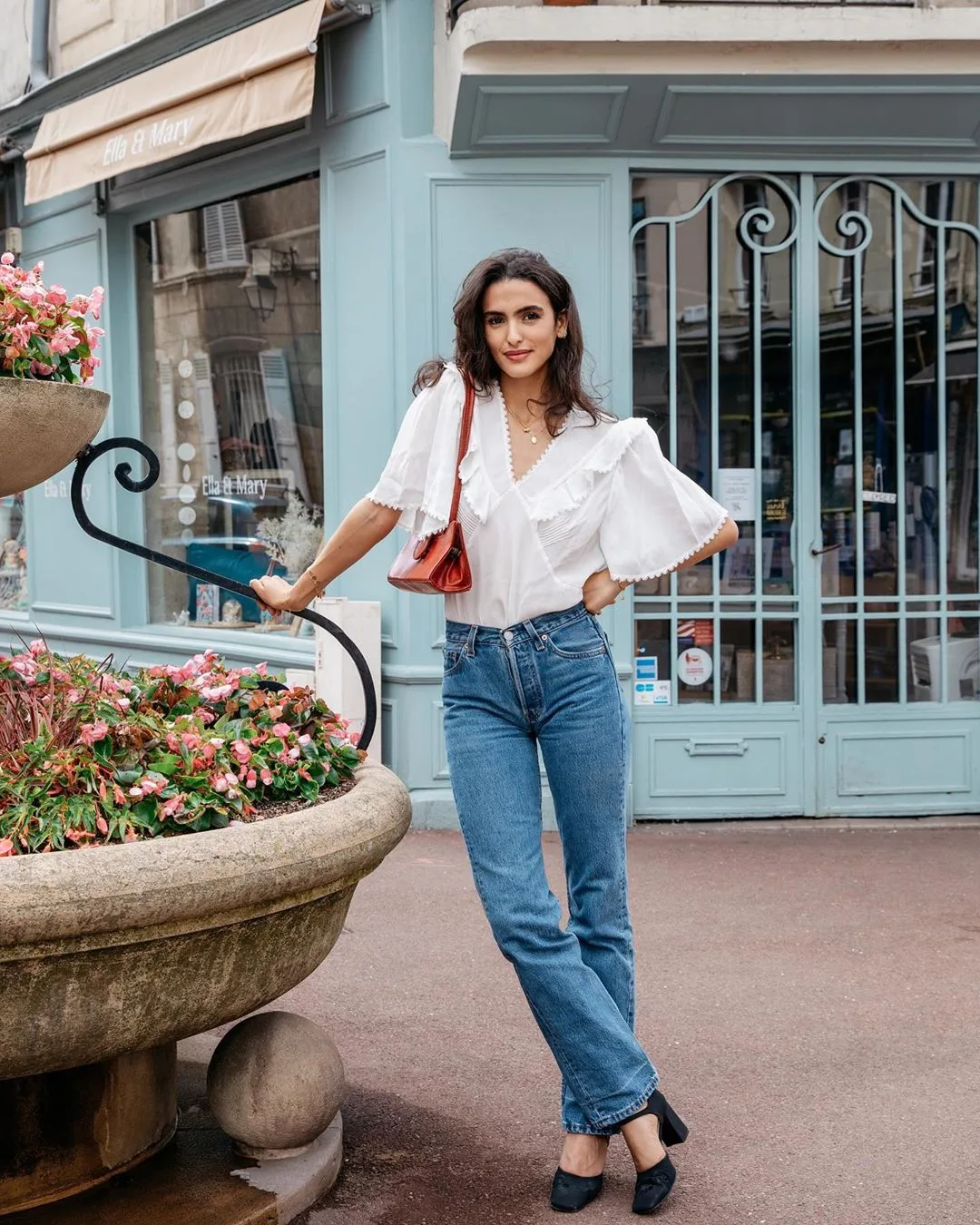 juny breeze mặc áo sơ mi quần jeans phong cách parisian chic