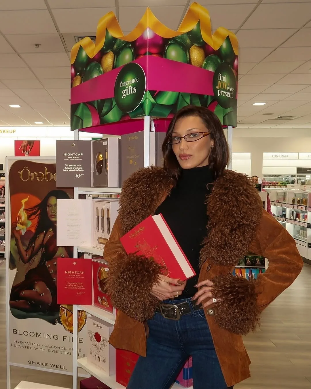 bella hadid diện phong cách "geek-chic"