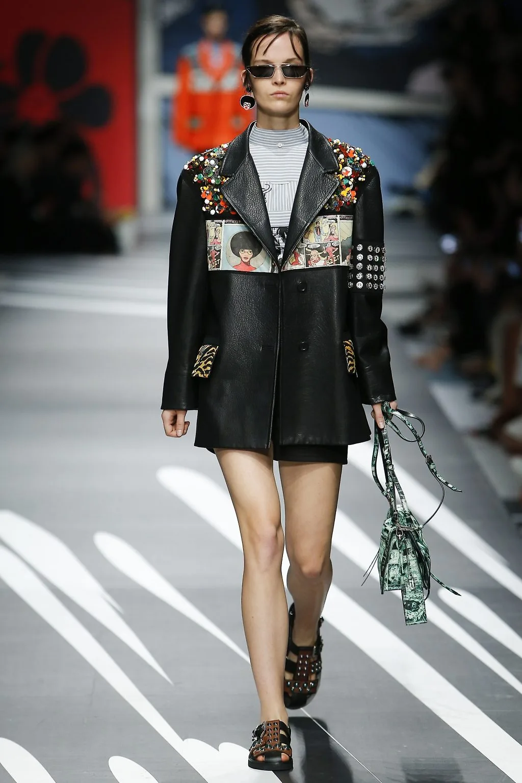 Prada Ready-to-wear Xuân 2018: Về những người phụ nữ mạnh mẽ, náo nhiệt và đầy sức quyến rũ Prada Ready-to-wear Xuân 2018: Về những người phụ nữ mạnh mẽ, náo nhiệt và đầy sức quyến rũ
