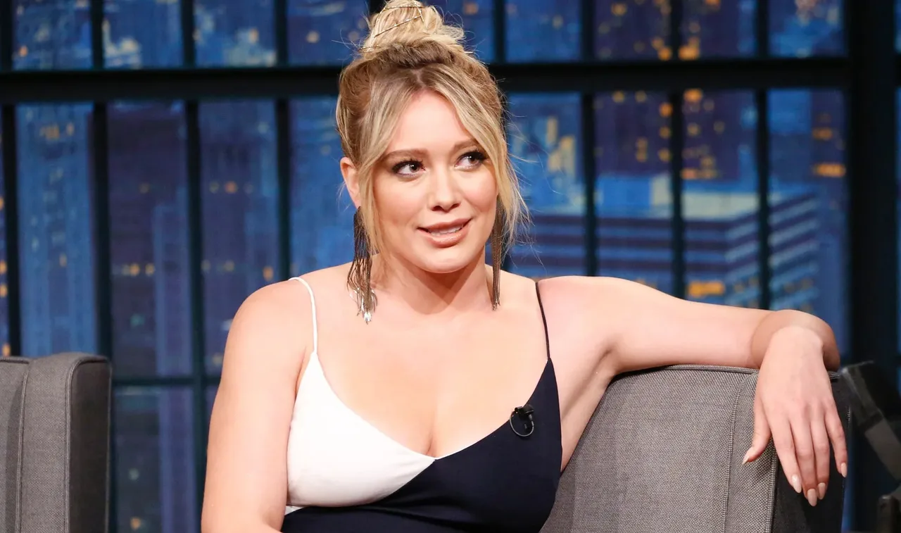 Diễn viên Hilary Duff với kiểu tóc mái thời thượng Diễn viên Hilary Duff với kiểu tóc mái thời thượng