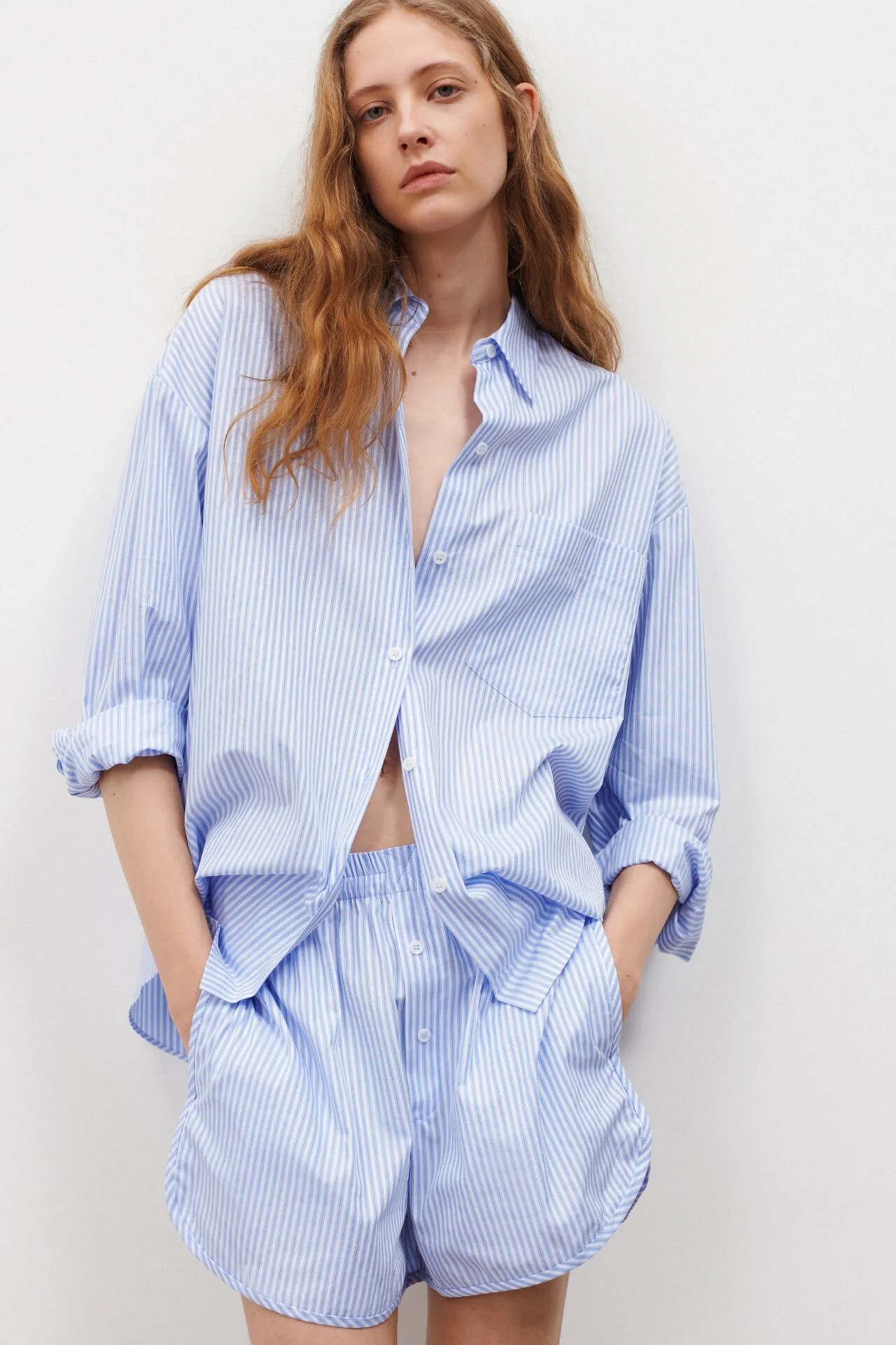 áo sơ mi và quần shorts