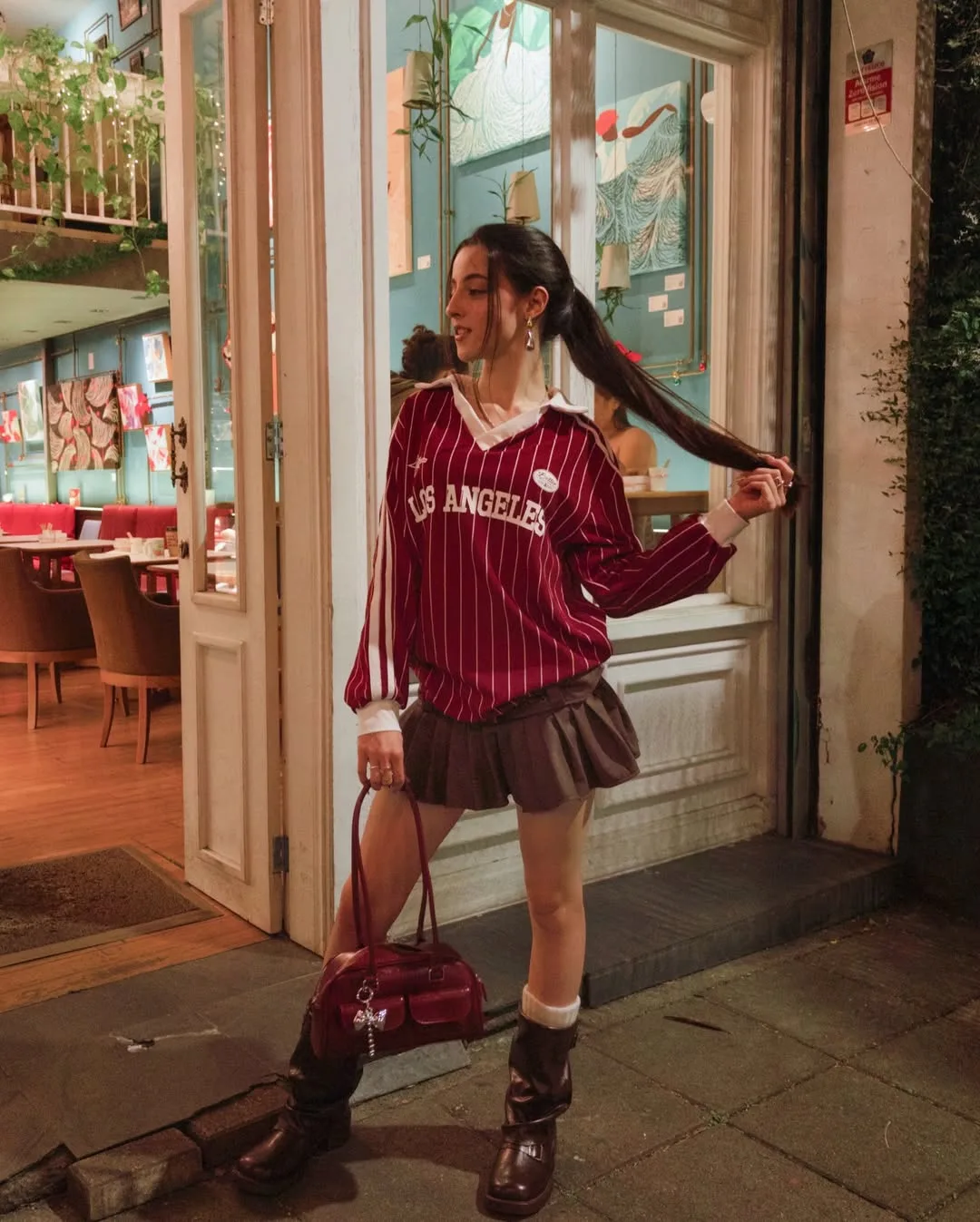 Chân váy xếp ly ngắn "bắt cặp" cùng áo sweater thể thao cho diện mạo Sporty Chic khỏe khoắn.