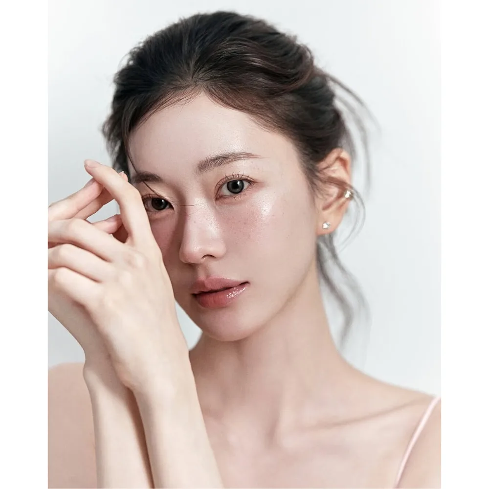 Cô gái để tay lên trước mặt
