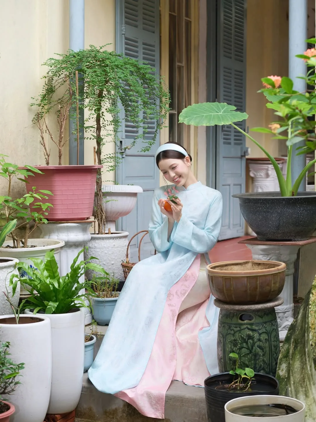 Những lớp lụa pastel khẽ khàng xô vào nhau theo từng nhịp bước, mang theo hơi thở dịu dàng của buổi sớm mùa Xuân.