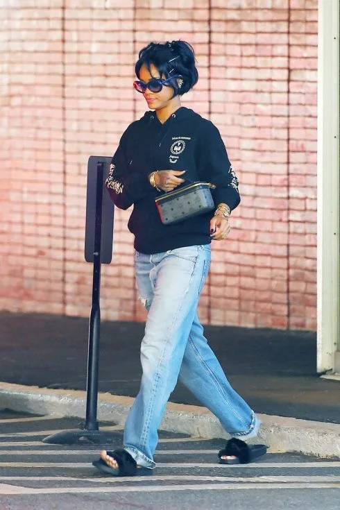 Kim Kardashian bị cáo buộc ăn cắp thiết kế của Rihanna Kim Kardashian bị cáo buộc ăn cắp thiết kế của Rihanna
