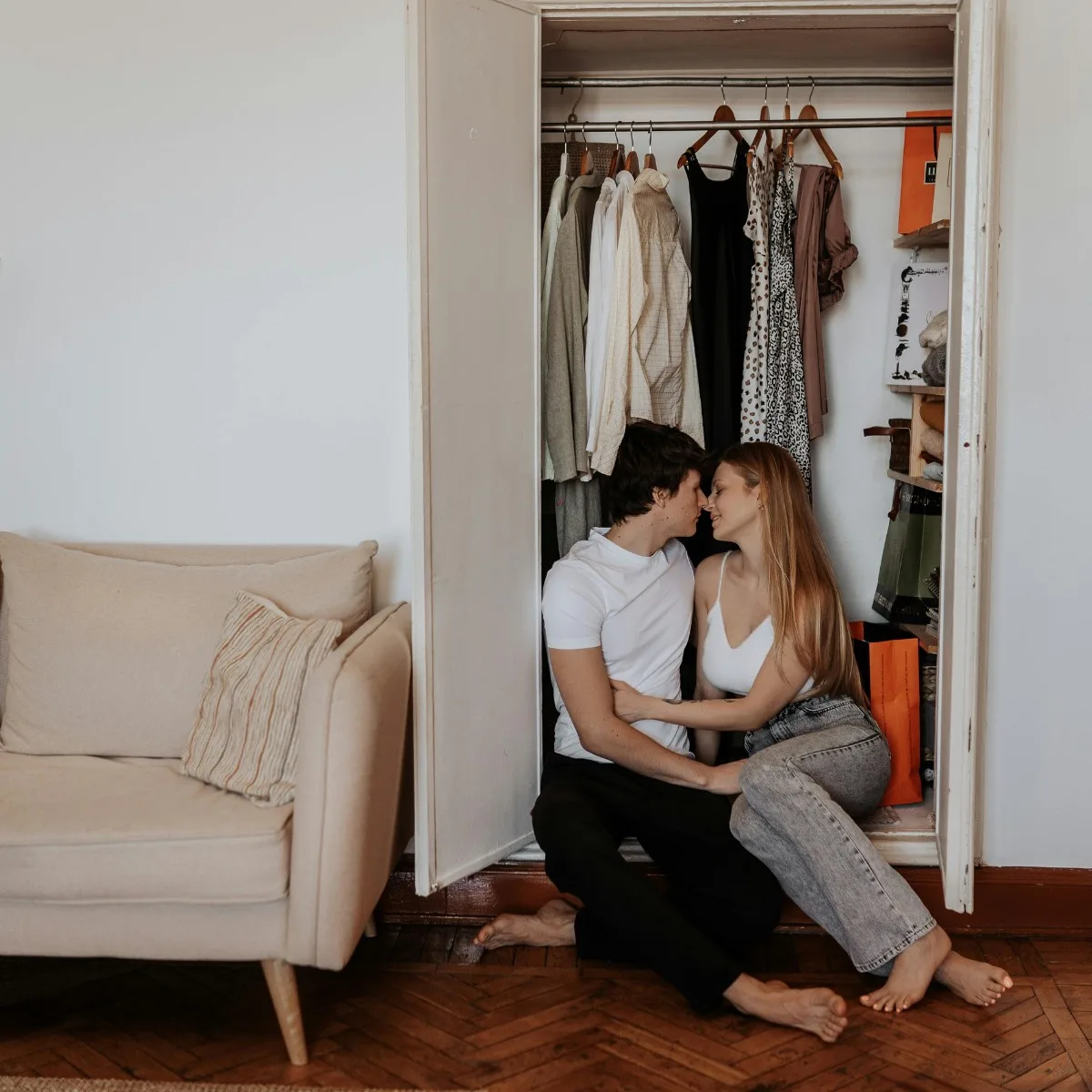 Cặp đôi ôm nhau trong tủ quần áo đang mở trong tình yêu để vượt qua nỗi sợ bị phản bội