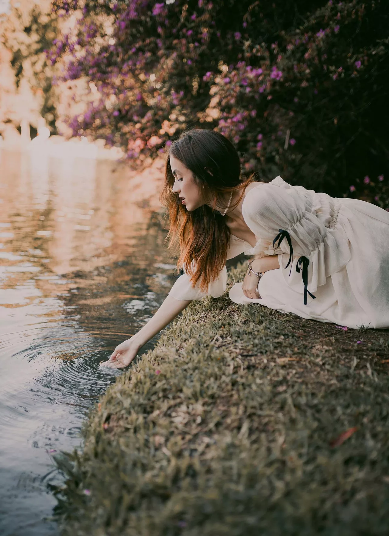 tài chính và mối lo gia đình cô gái ELLE ngồi bên bờ suối