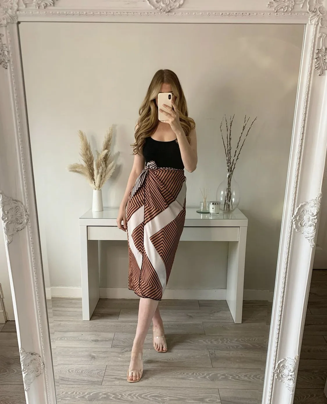 váy wrap hoạ tiết nâu