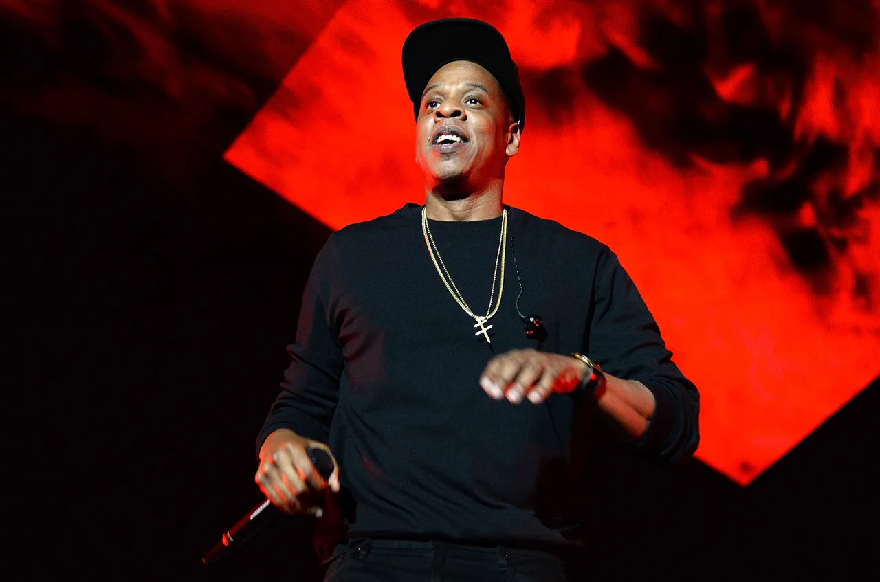 Phản ứng của Jay-Z khi mẹ công khai là người đồng tính Phản ứng của Jay-Z khi mẹ công khai là người đồng tính