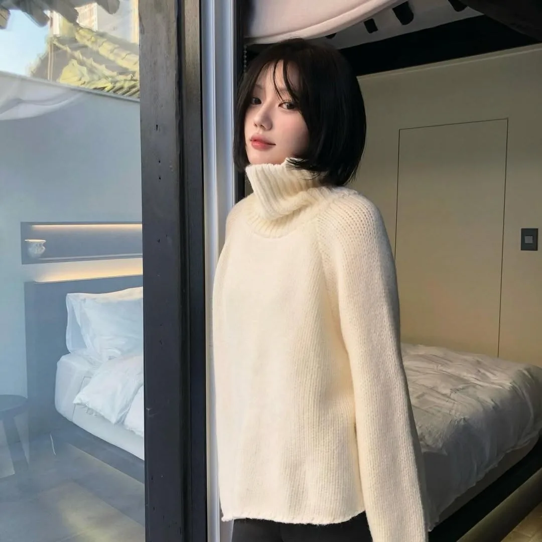 cô gái đang đứng bên phòng