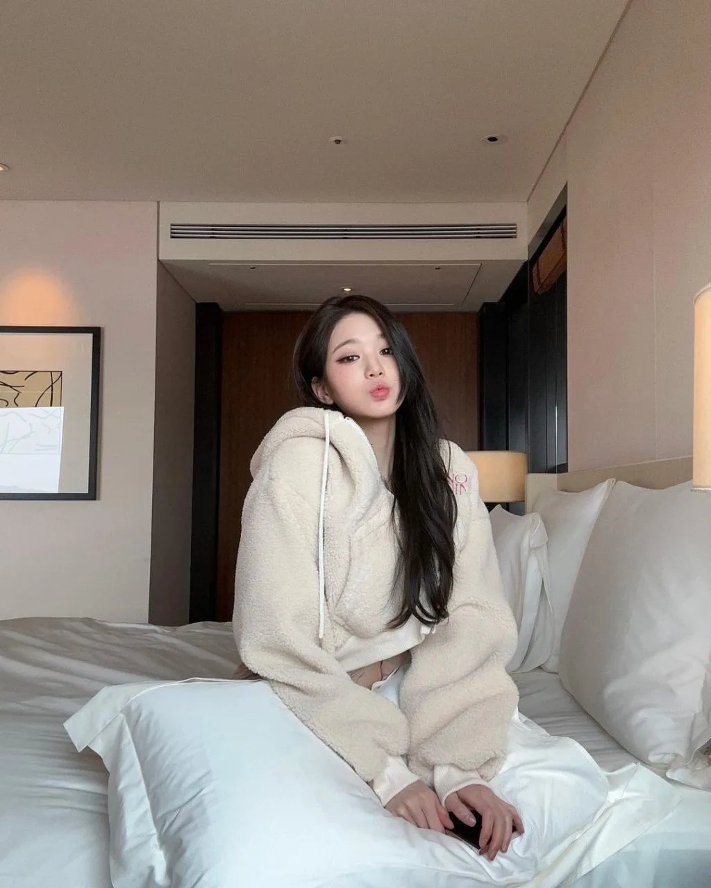 jang won young ngồi trên giường