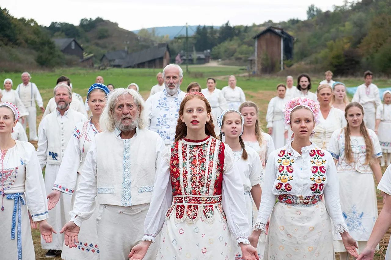 Phim kinh dị Midsommar có thời trang cottagecore