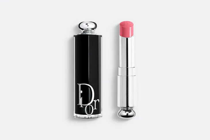 Màu hồng baby 373 Dior Addict giúp Jisoo tươi tắn trong makeup look quyến rũ. Màu hồng baby 373 Dior Addict giúp Jisoo tươi tắn trong makeup look quyến rũ.