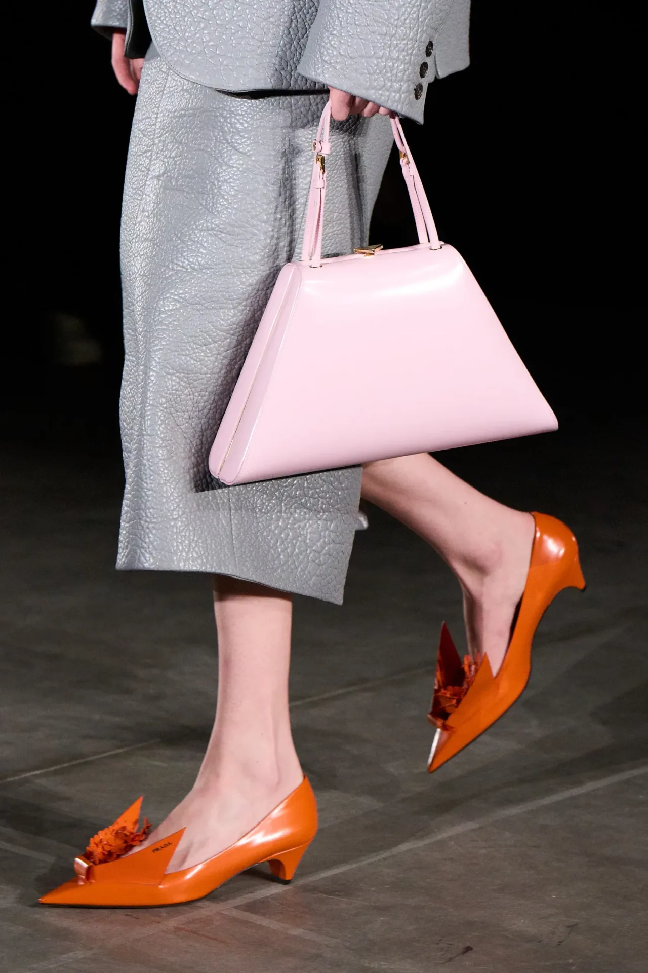 Túi hồng prada-fall-2023