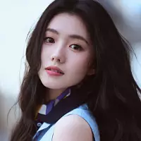 cô gái với dáng lông mày cong dài