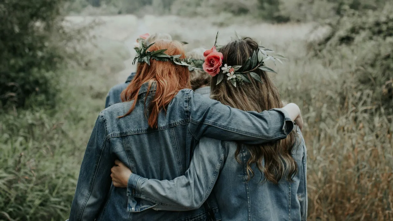 Hai cô gái hướng nội đội vòng hoa đang choàng vai nhau