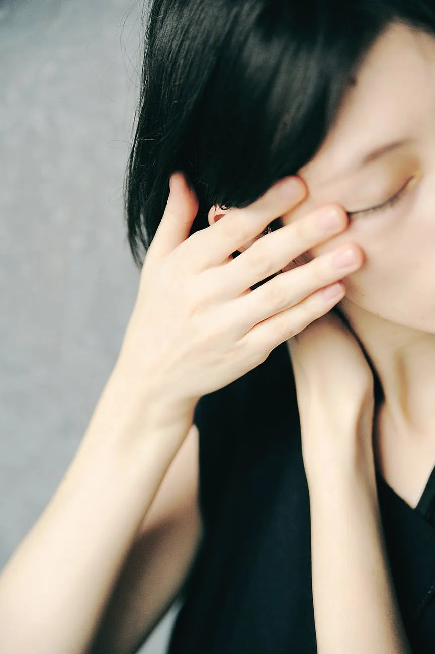 Chăm sóc da mặt-Cô gái đưa tay lên mặt. Chăm sóc da mặt-Cô gái đưa tay lên mặt.