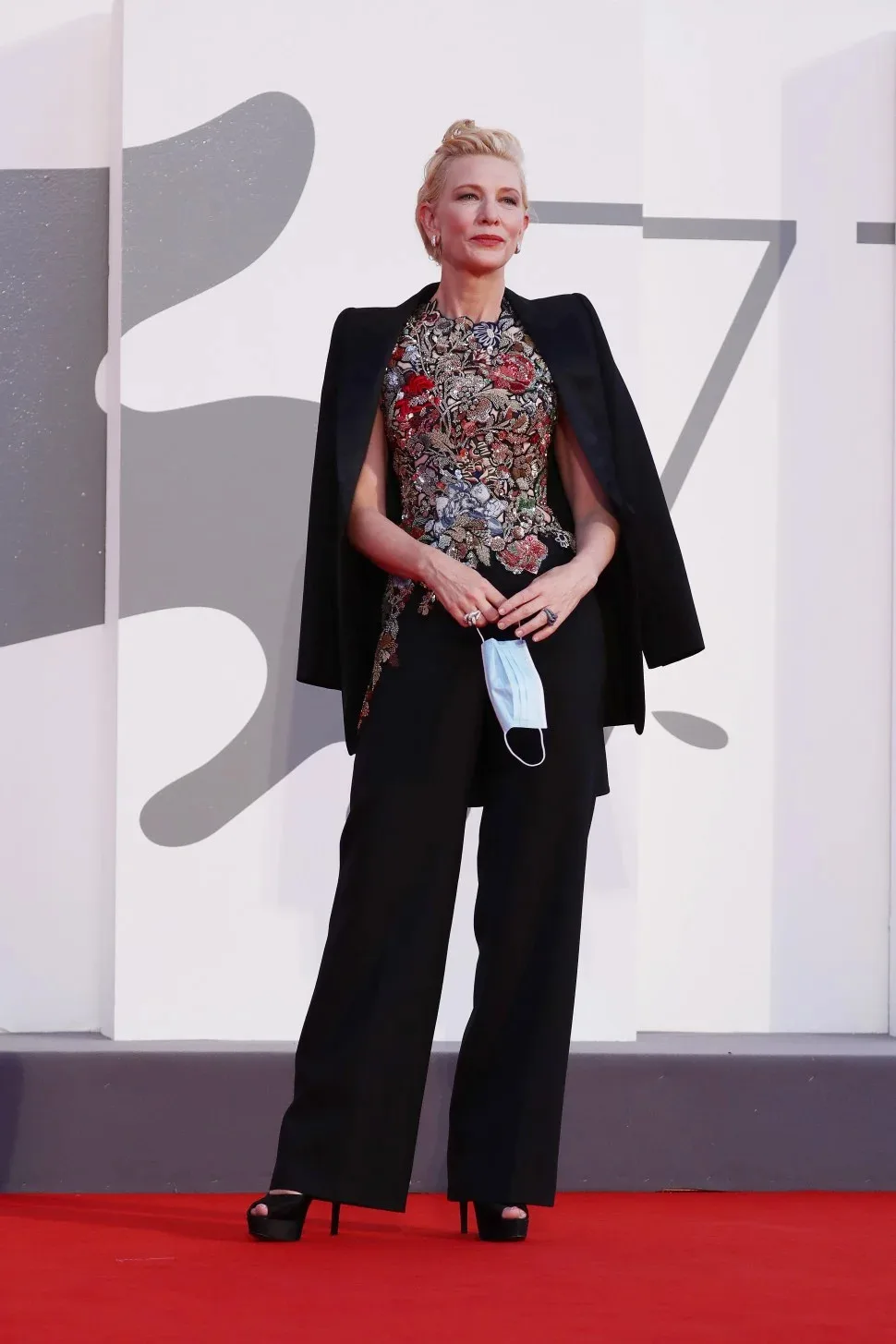 cate blanchett tại liên hoan phim venice mặc alexander mcqueen