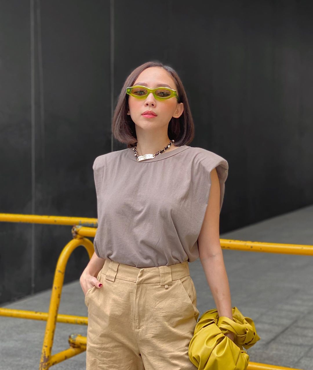 Tóc Tiên phối đồ streetwear với áo thun độn vai màu xám